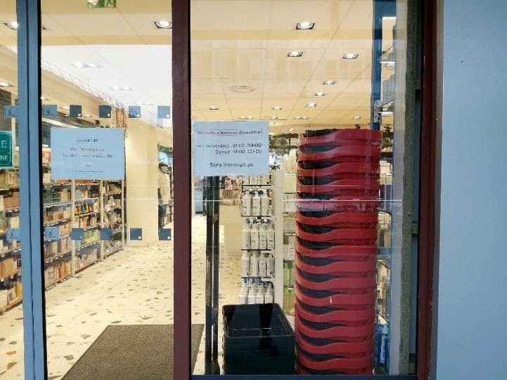 Uma imagem contendo edifício, mesa, vermelho, grandeDescrição gerada automaticamente